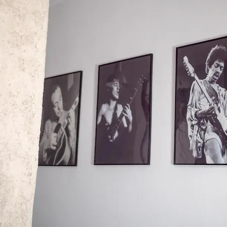 Downtown Nest With Balcony