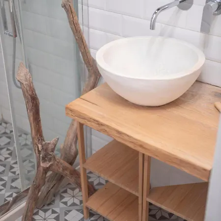 Апартаменты Downtown Nest With Balcony